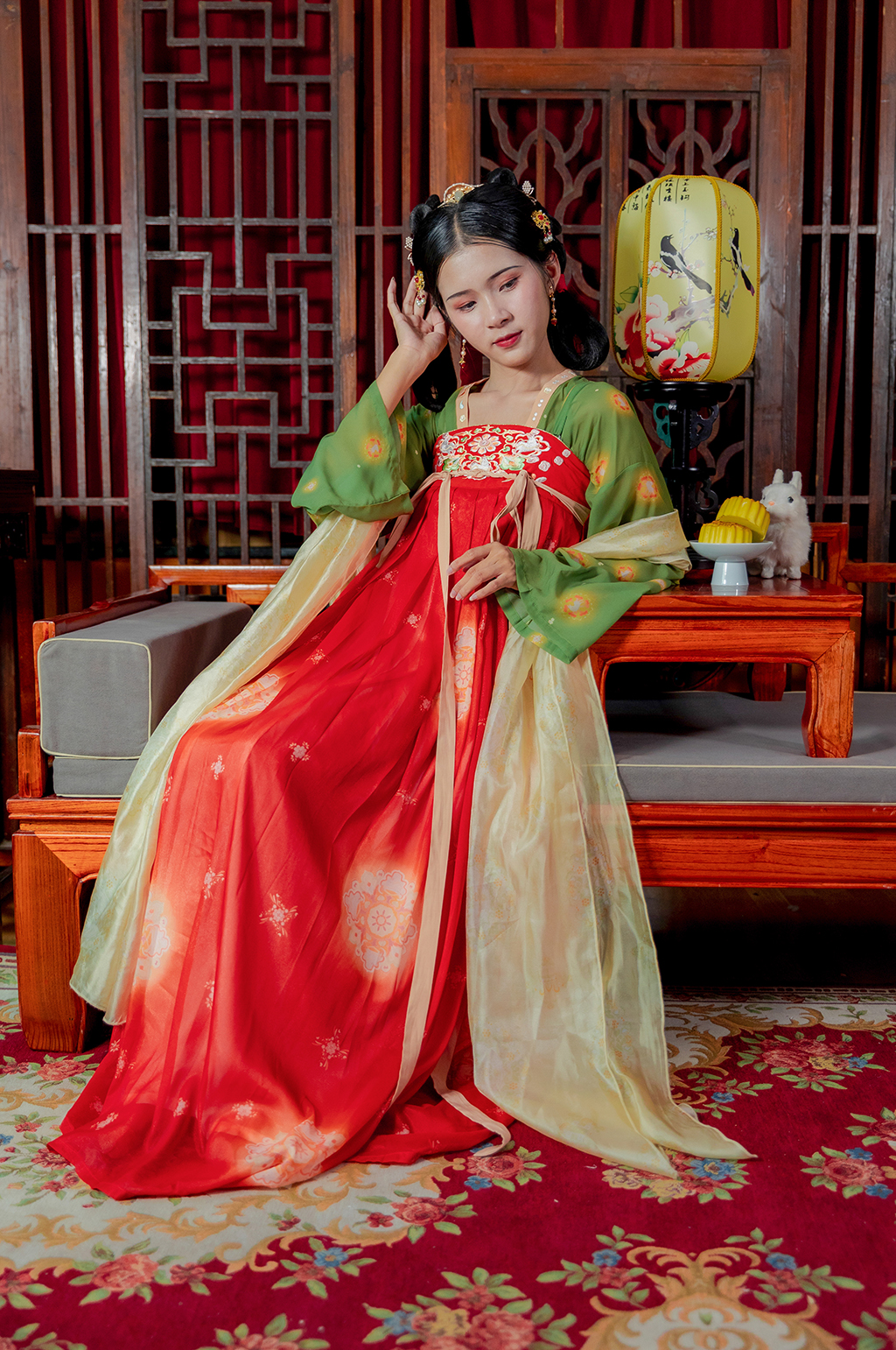 中式月饼玉兔唐制汉服人物摄影精修图片素材