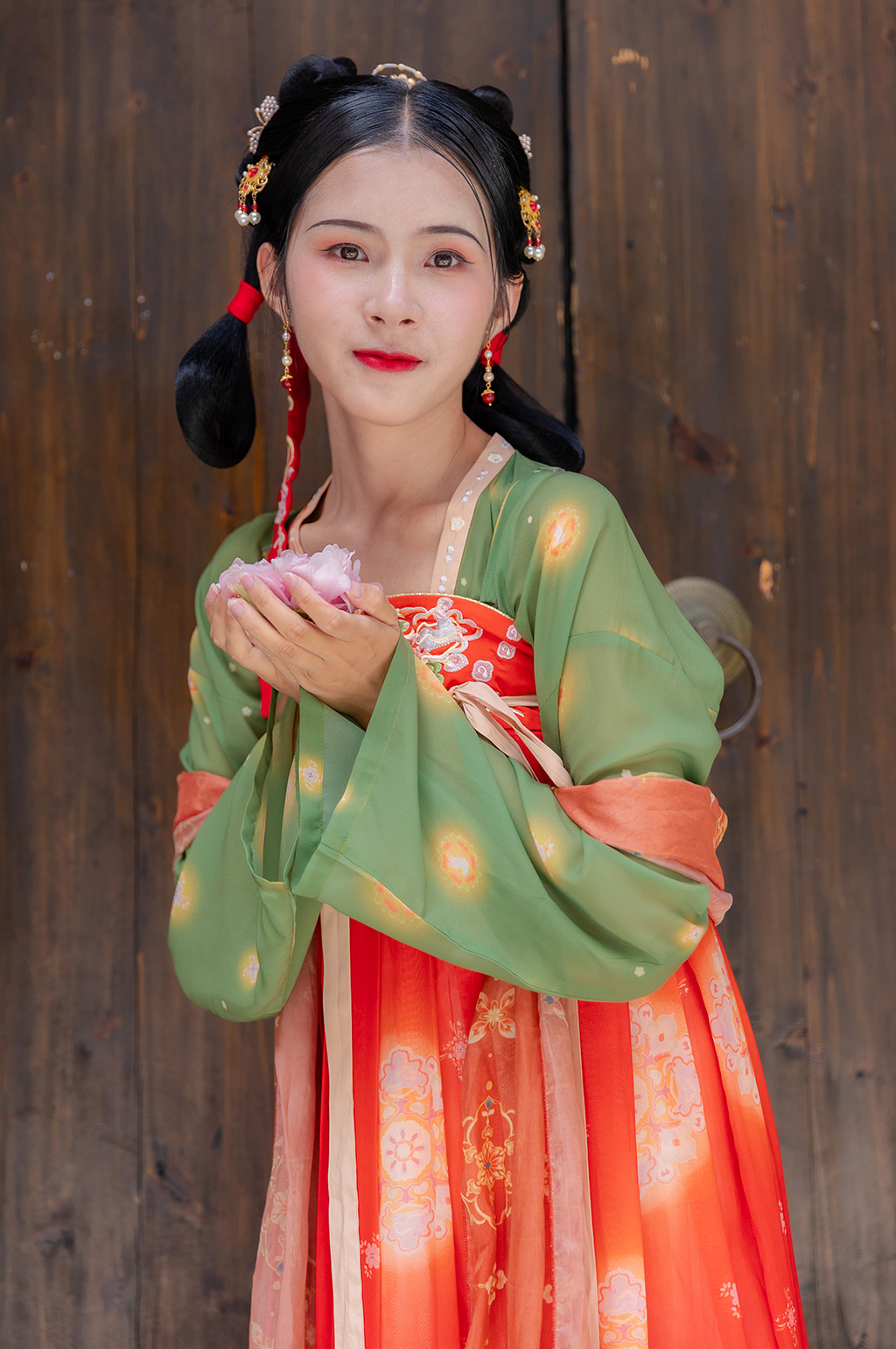 可爱古装捧花女生唐制汉服人物摄影精修图片素材