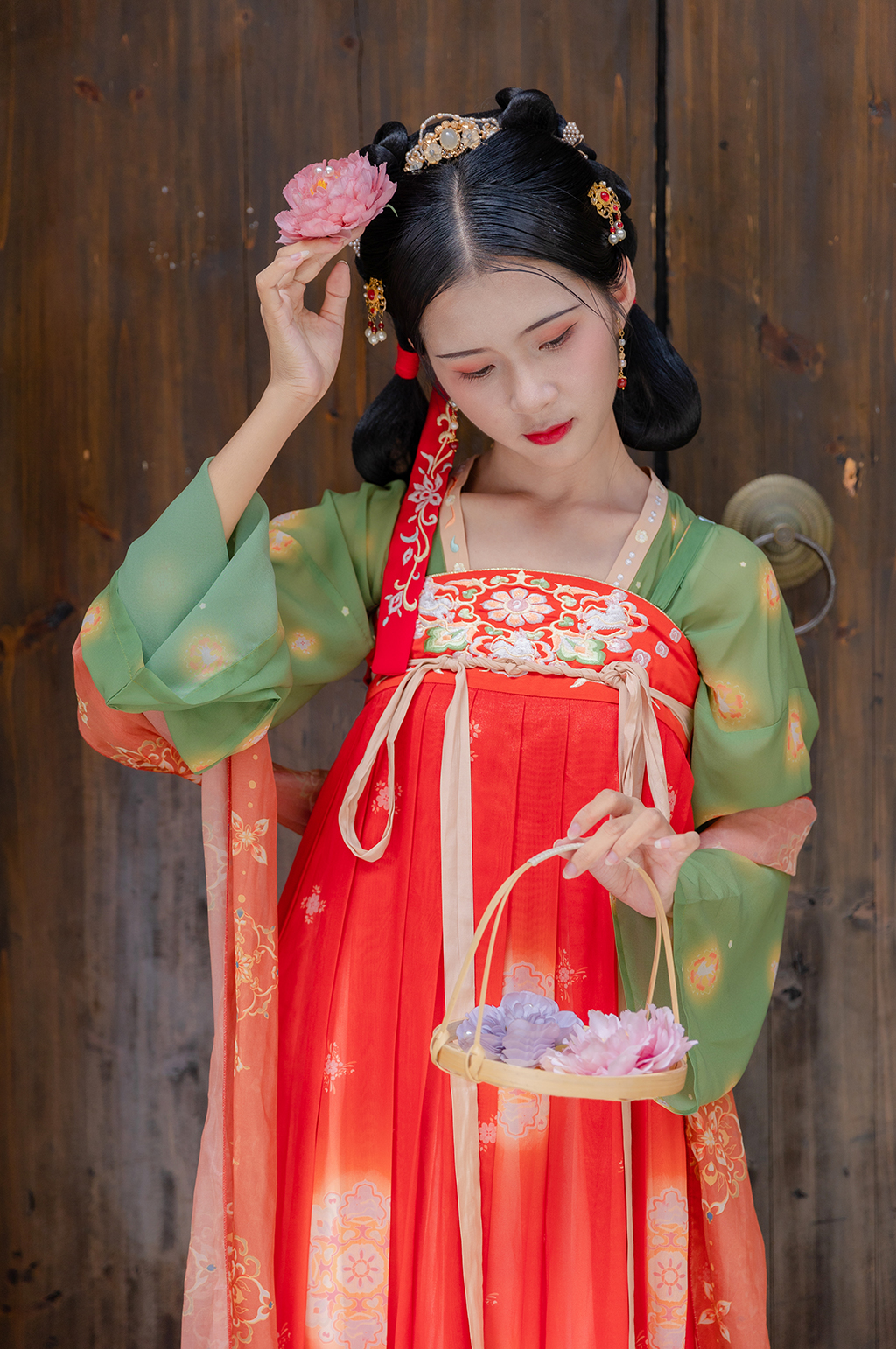 唐制花篮鲜花女生汉服人物摄影精修图片素材