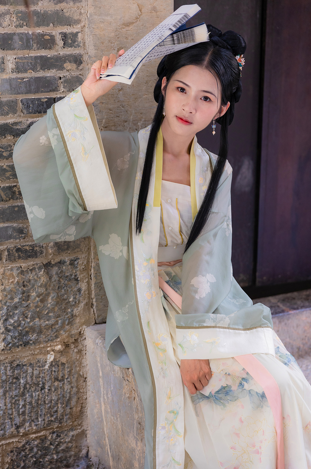 诗词本坐姿宋制汉服人物摄影精修图片素材