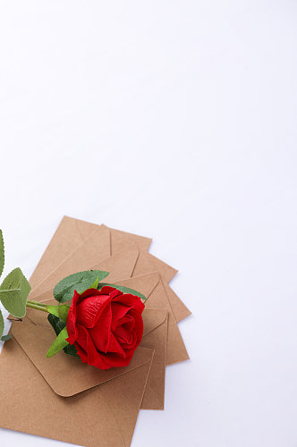 红色一枝玫瑰浪漫信封情人节摄影图片