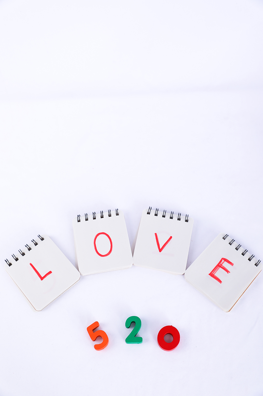 彩色积木小卡片LOVE情侣情人节摄影图片素材