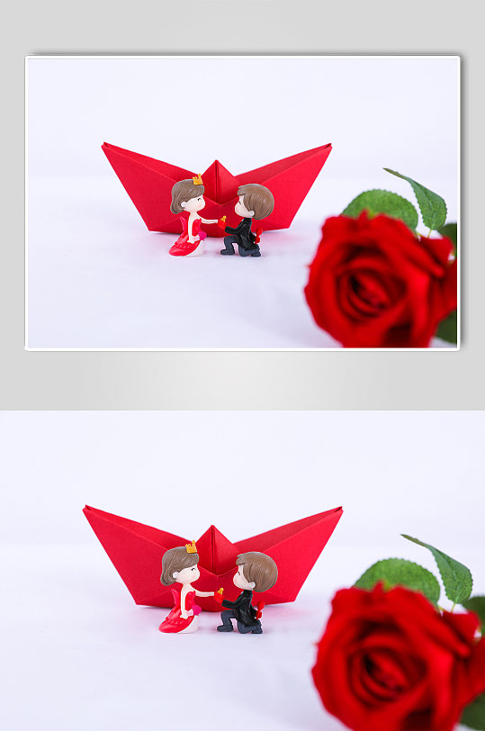 红色纸船玫瑰花情侣告白情人节摄影图片
