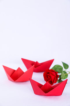 浪漫红色纸船玫瑰情人节摄影图片