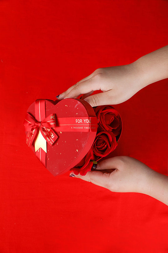 红色爱心玫瑰花礼盒情人节摄影图片
