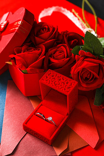 红色爱心玫瑰花礼盒戒指情人节摄影图片