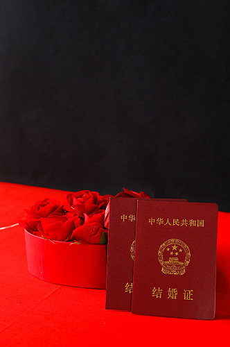 爱心玫瑰花礼物盒结婚证情人节摄影图片