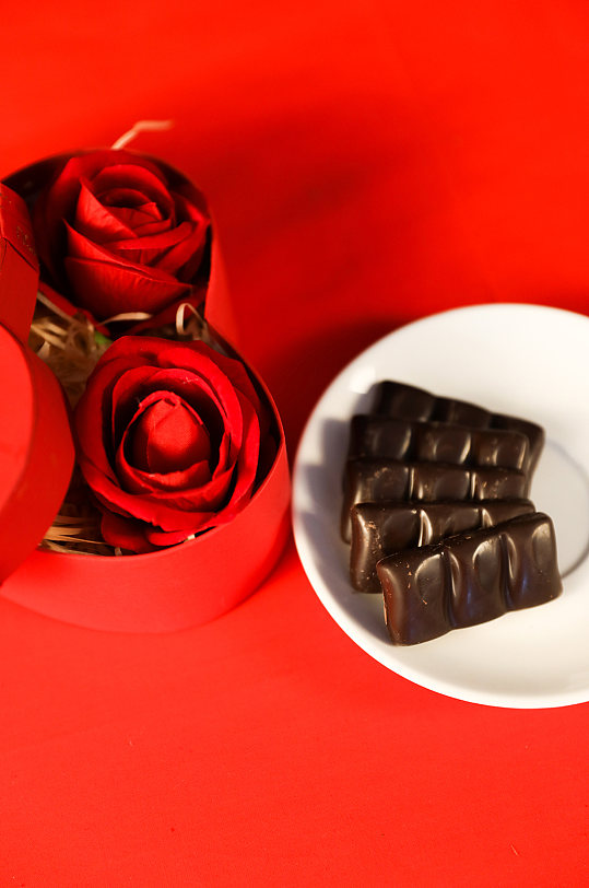 甜蜜玫瑰花礼物盒巧克力情人节摄影图片