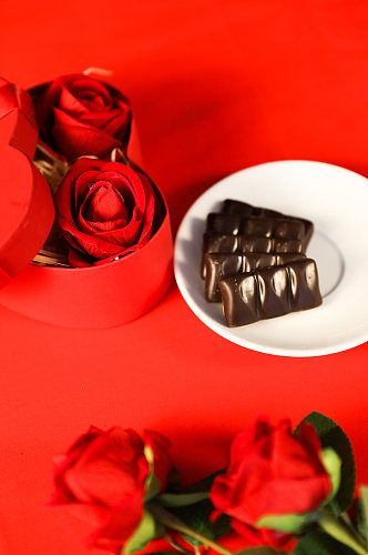 浪漫玫瑰花鲜花礼物盒巧克力情人节摄影图片