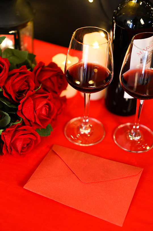红酒玫瑰花烛光晚餐信封情人节摄影图片
