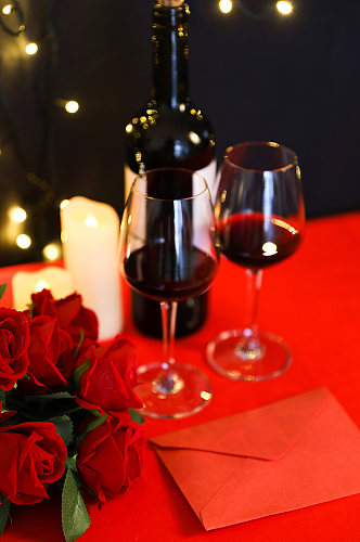 玫瑰花烛光晚餐蜡烛红酒信封情人节摄影图片