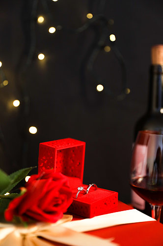婚戒红玫瑰礼盒红酒情人节摄影图片