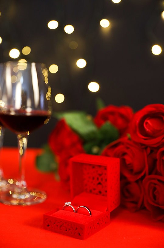 红色浪漫红酒戒指玫瑰花情人节摄影图片