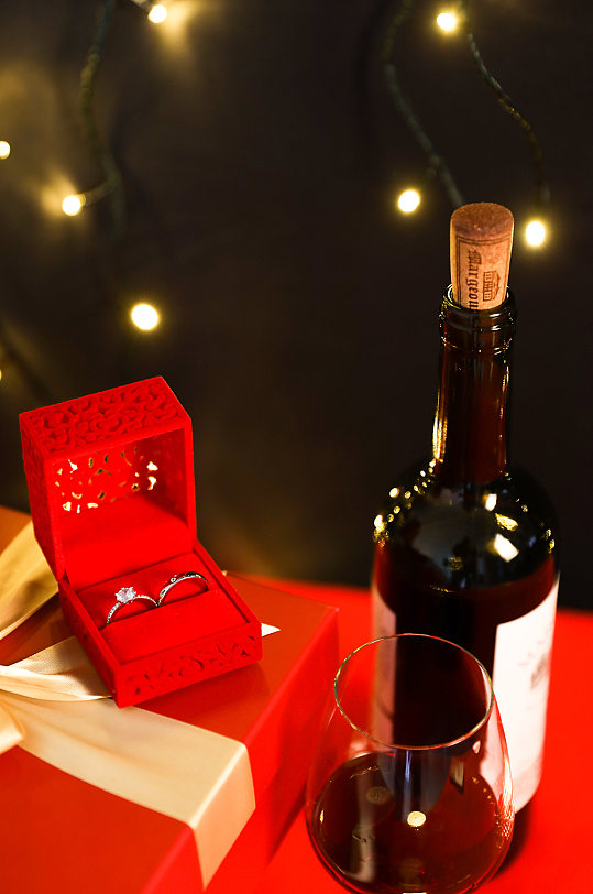 礼盒烛光晚餐红酒戒指情人节摄影图片