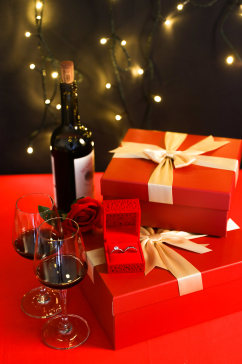 礼盒浪漫烛光晚餐红酒戒指情人节摄影图片