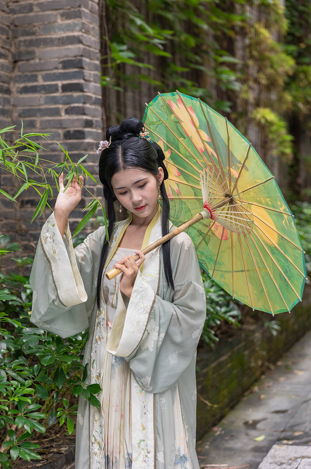 油纸伞淡绿淡雅汉服人物摄影精修图片素材