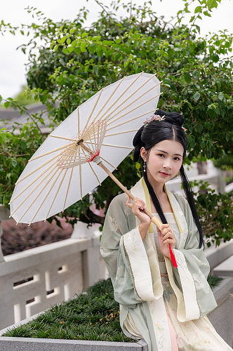 中式古装油纸伞淡雅汉服人物摄影精修图片