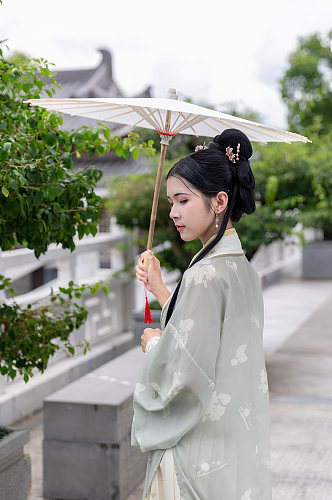中式油纸伞淡绿淡雅汉服人物摄影精修图片