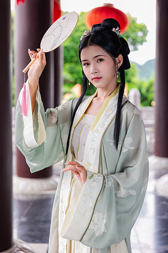 中式刺绣蒲扇淡雅汉服人物摄影精修图片