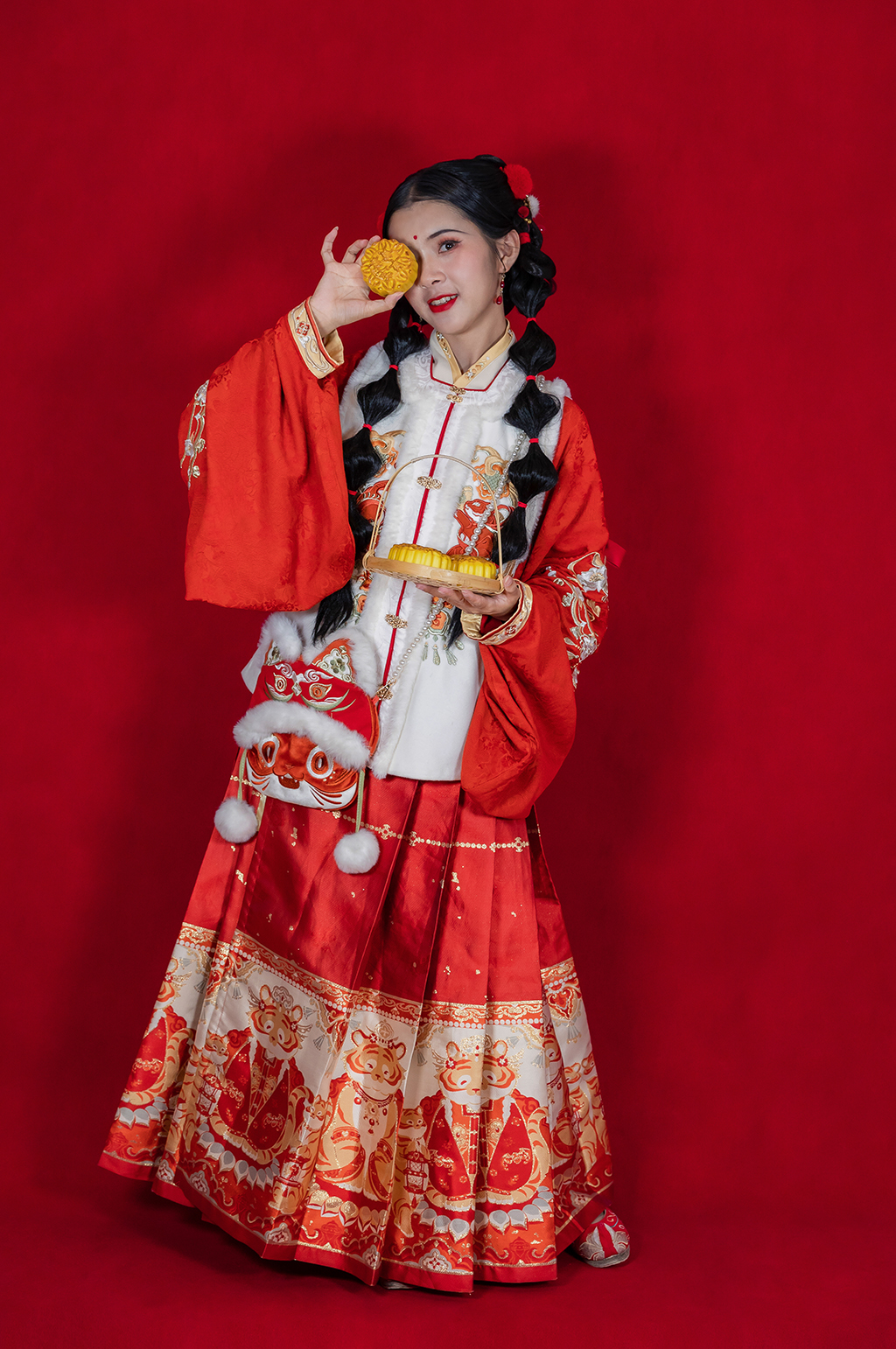 中秋节赏月月饼新年汉服人物摄影精修图片素材