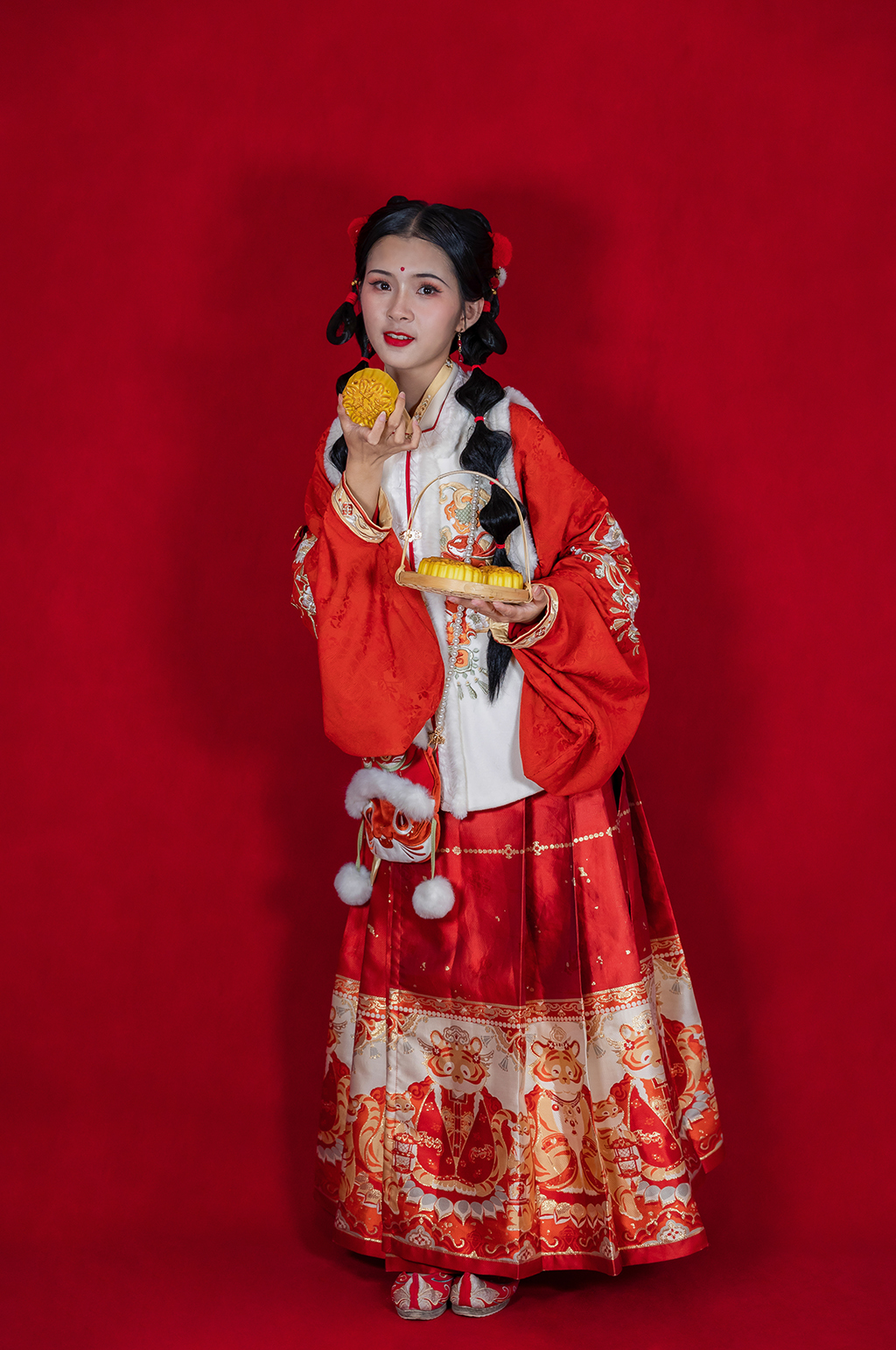 古装中秋节月饼新年汉服人物摄影精修图片素材