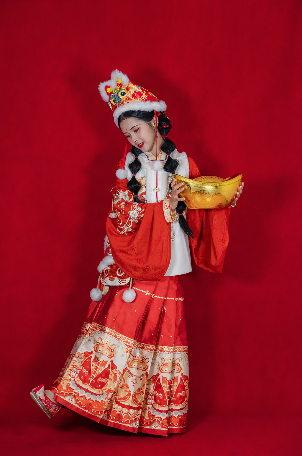 金元宝红色汉服新年汉服人物摄影精修图片素材