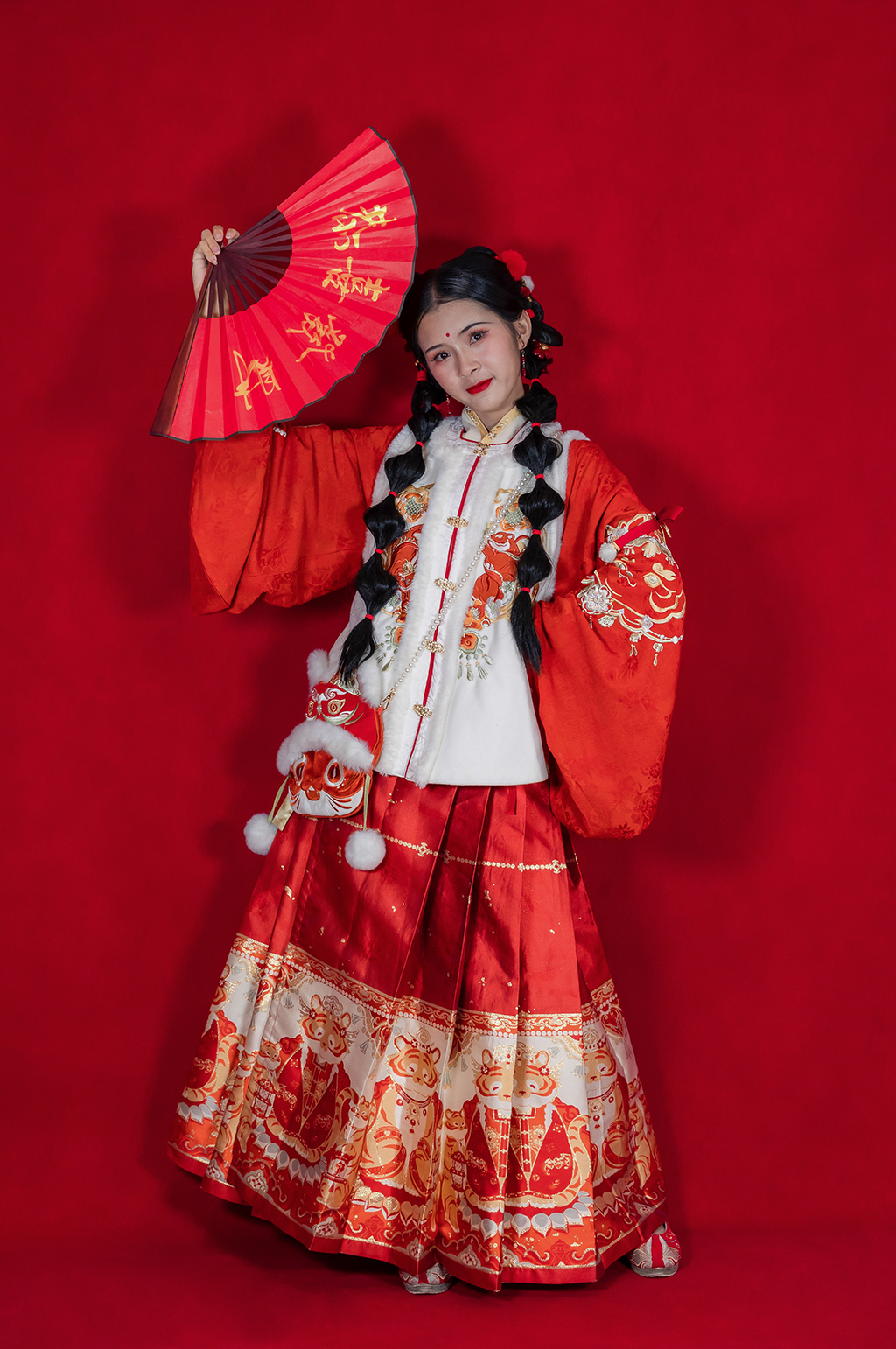 新年快乐折扇美女新年汉服人物摄影精修图片素材