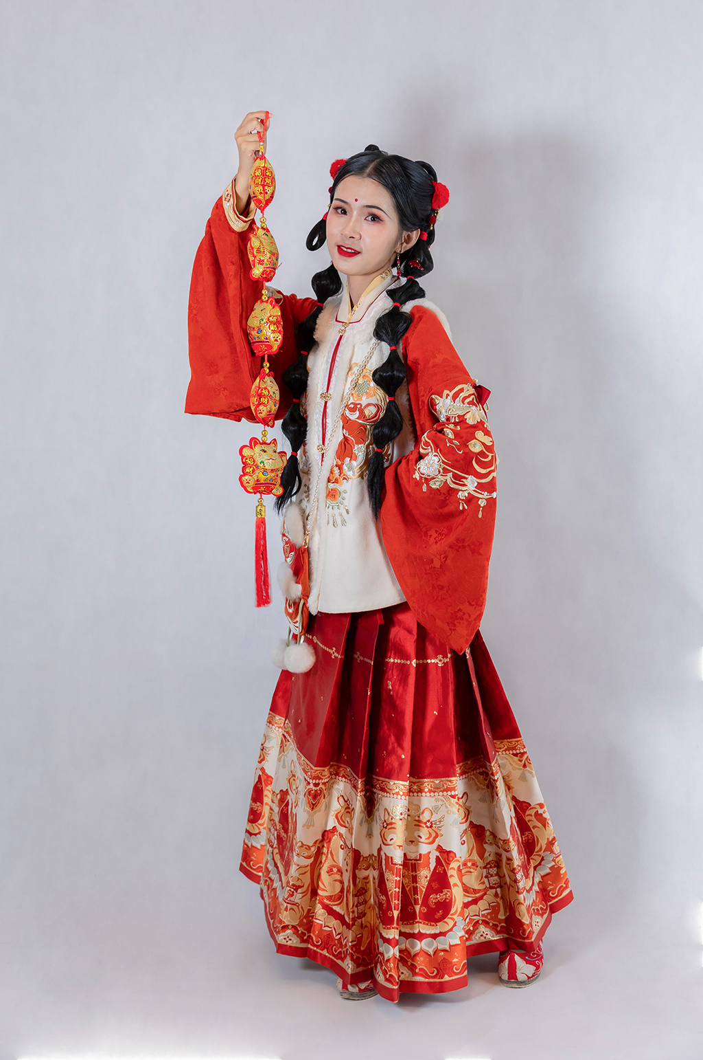 红色新春福袋对联新年汉服人物摄影精修图片素材