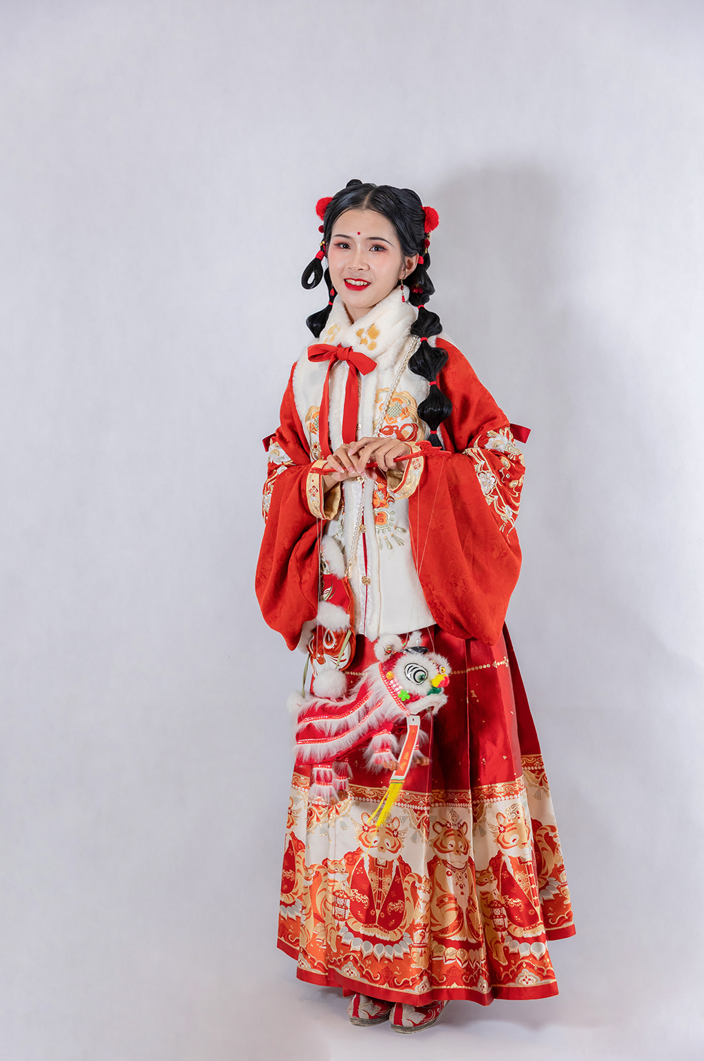 国潮年兽提灯新年汉服人物摄影精修图片素材
