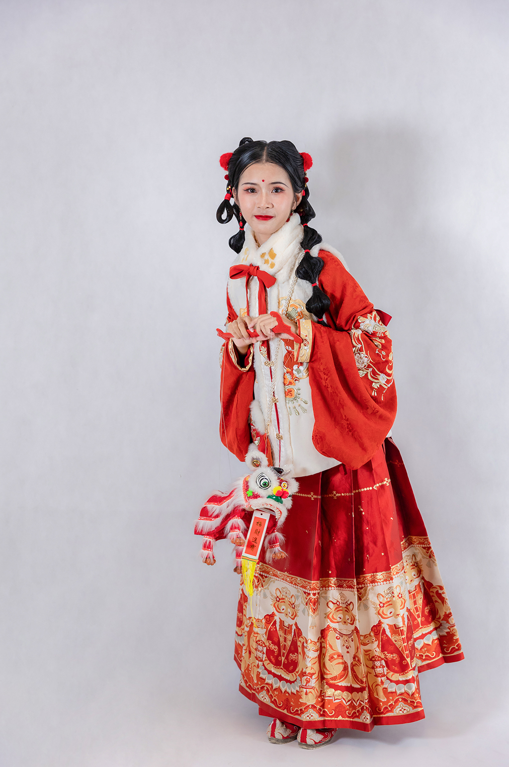 国潮年兽古装美女新年汉服人物摄影精修图片素材