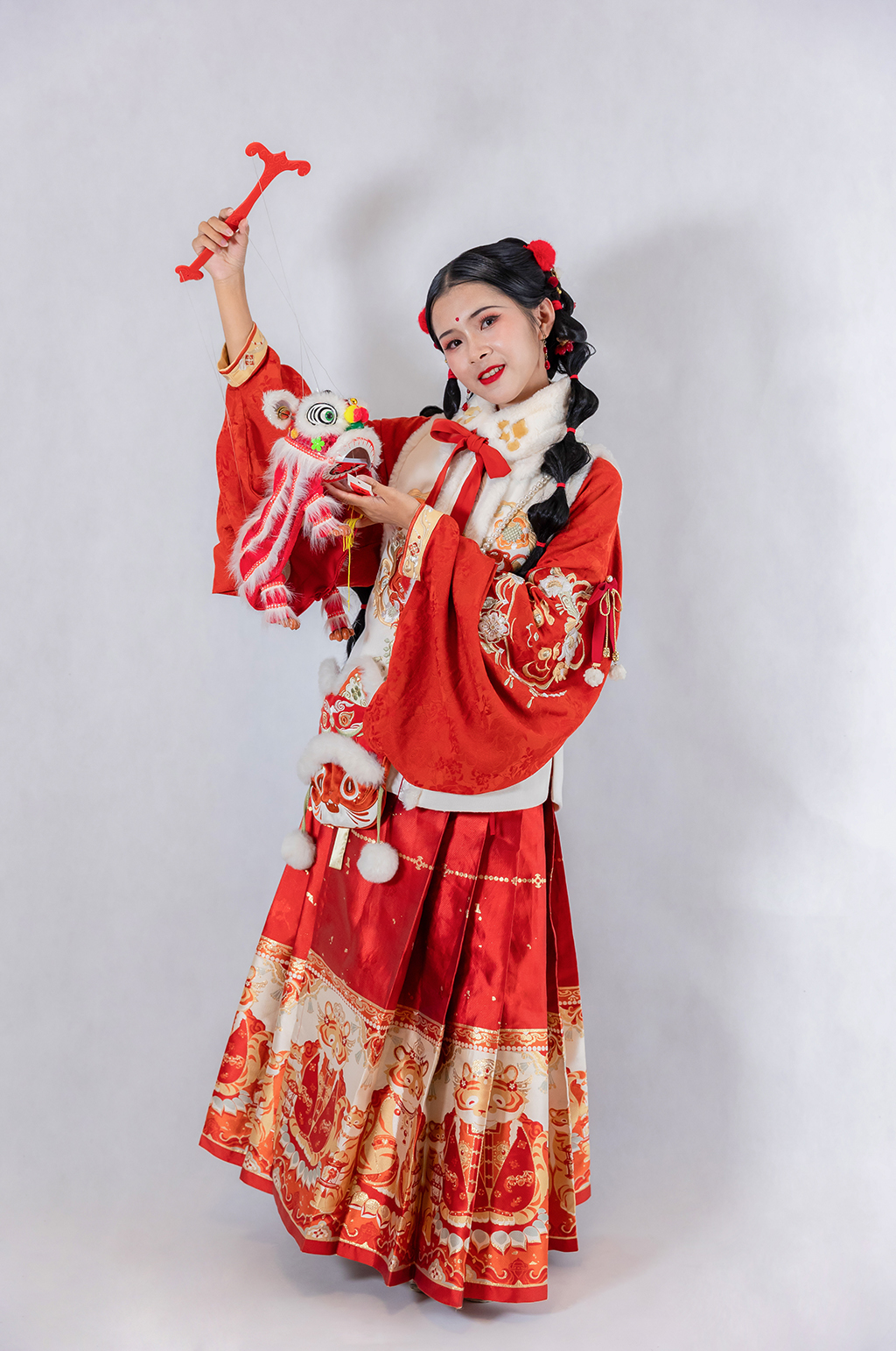 红色提灯年兽新年汉服人物摄影精修图片素材