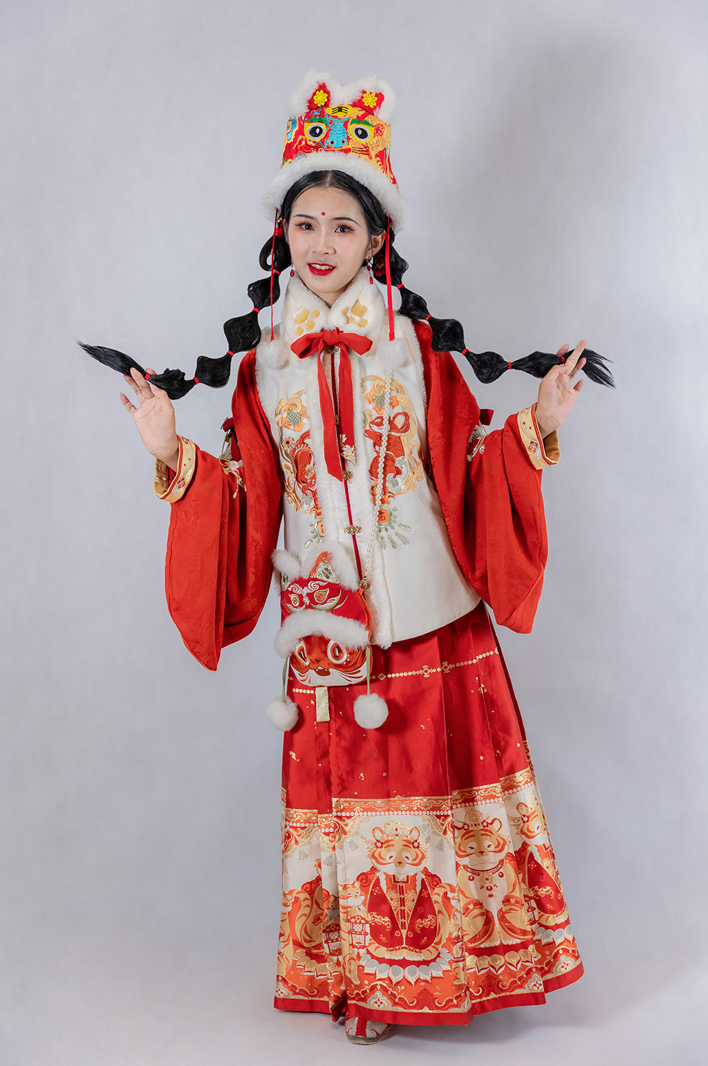 俏皮拜年中国结新年汉服人物摄影精修图片素材