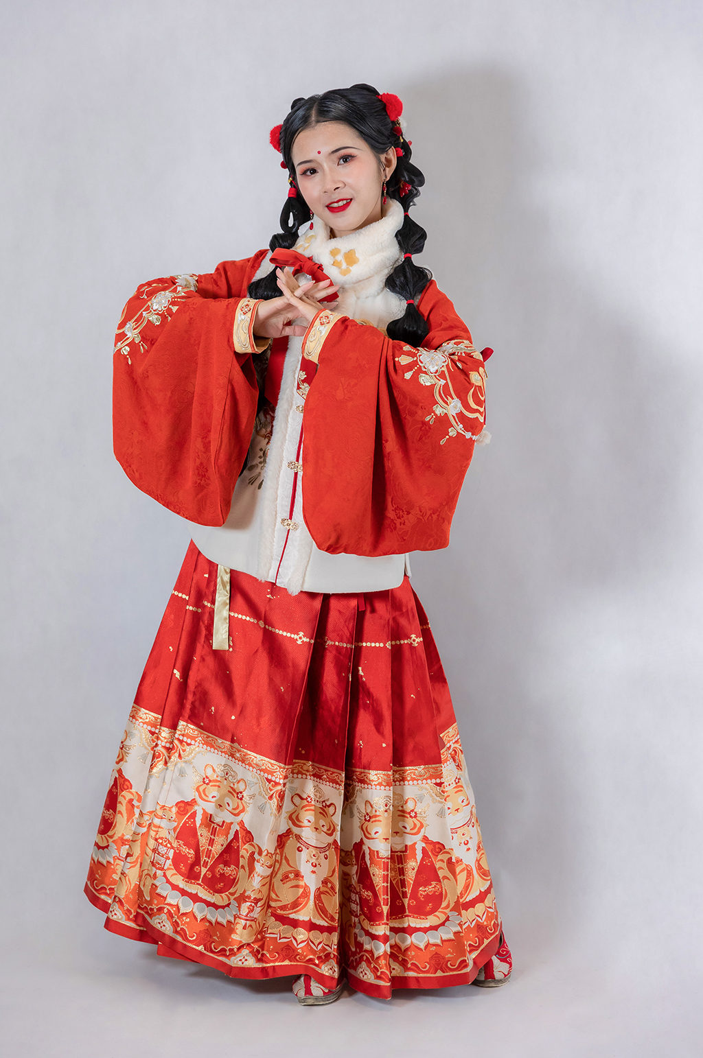拜年恭喜手势新年汉服人物摄影精修图片素材