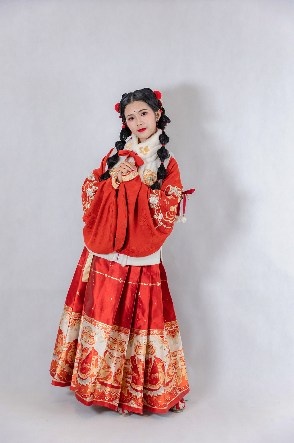 国潮恭喜站姿美女新年汉服人物摄影精修图片素材