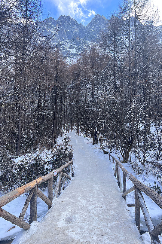 山林小桥四川冬季雪山雪景风景摄影图片