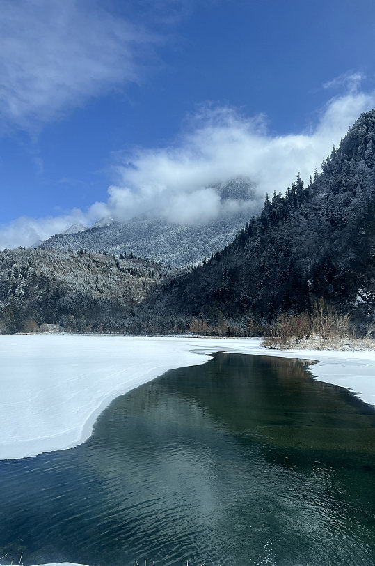 白云四川冬季冰湖雪山雪景风景摄影图片