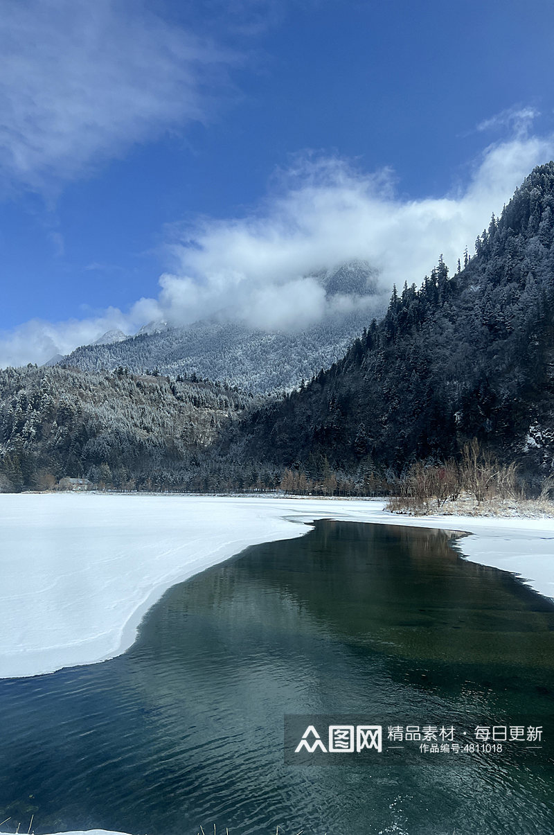 白云四川冬季冰湖雪山雪景风景摄影图片素材