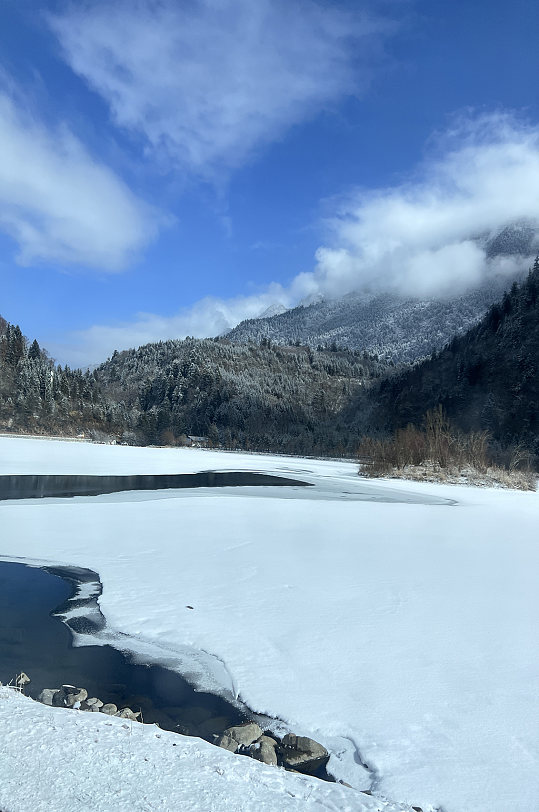 积雪湖泊四川冬季雪山雪景风景摄影图片