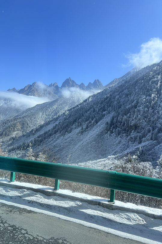 蓝天白云四川冬季雪山积雪雪景风景摄影图片