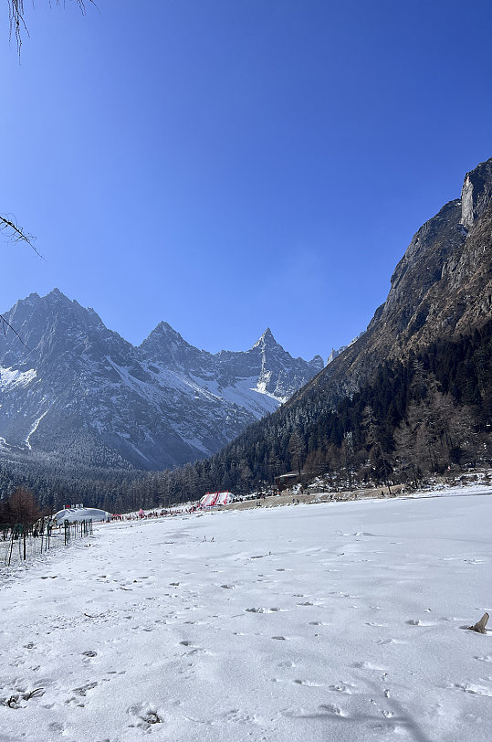 蓝天滑雪场四川冬季雪山雪景风景摄影图片