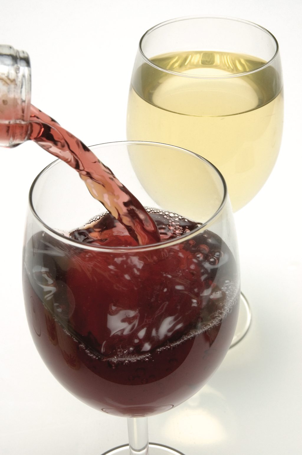 红酒杯倒酒效果图素材