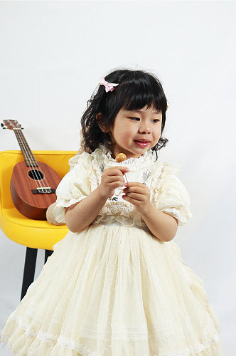 微笑小女孩吉他儿童节人物摄影图照片元素
