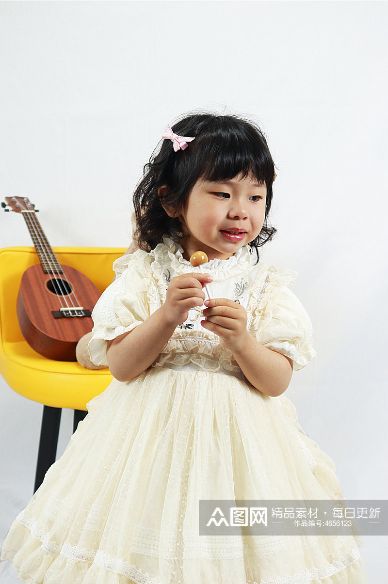 微笑小女孩吉他儿童节人物摄影图照片元素素材