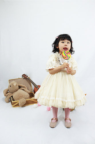 小女孩小兔子棒棒糖儿童节人物摄影图照片