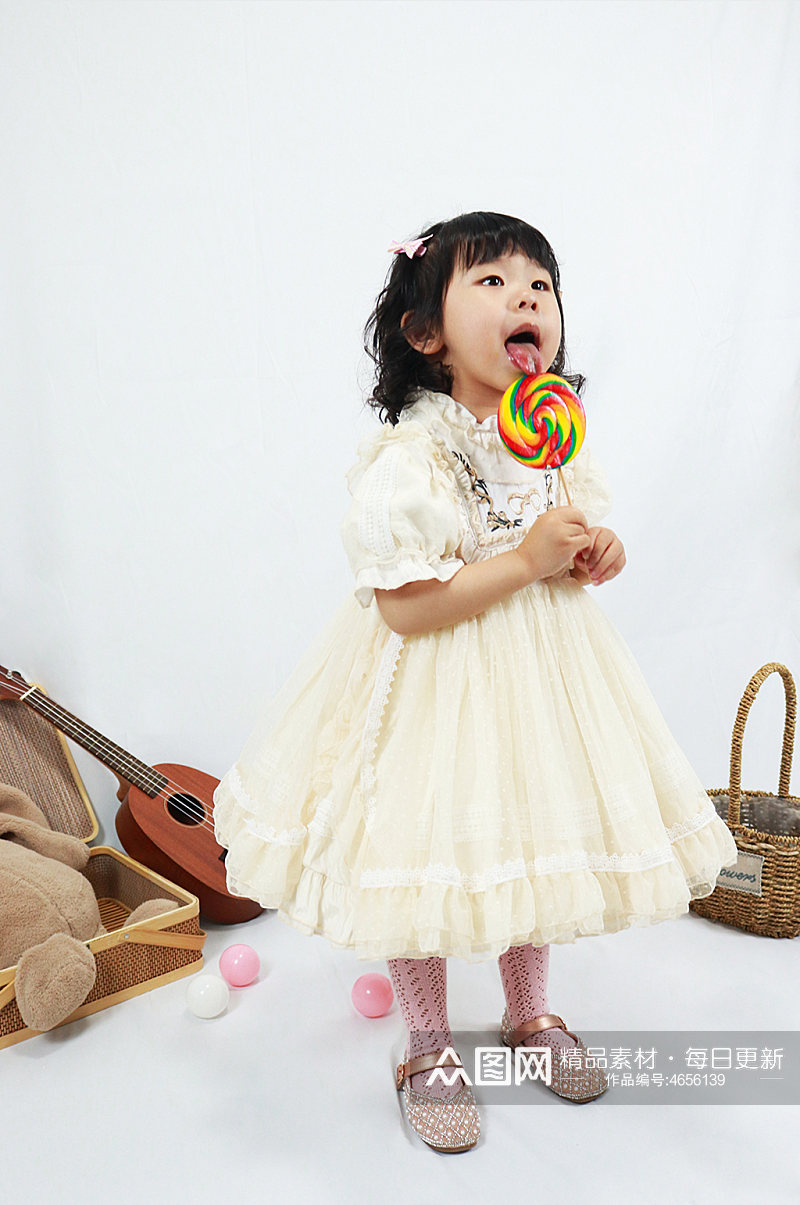 小女孩吃大棒棒糖儿童节人物摄影图照片元素素材