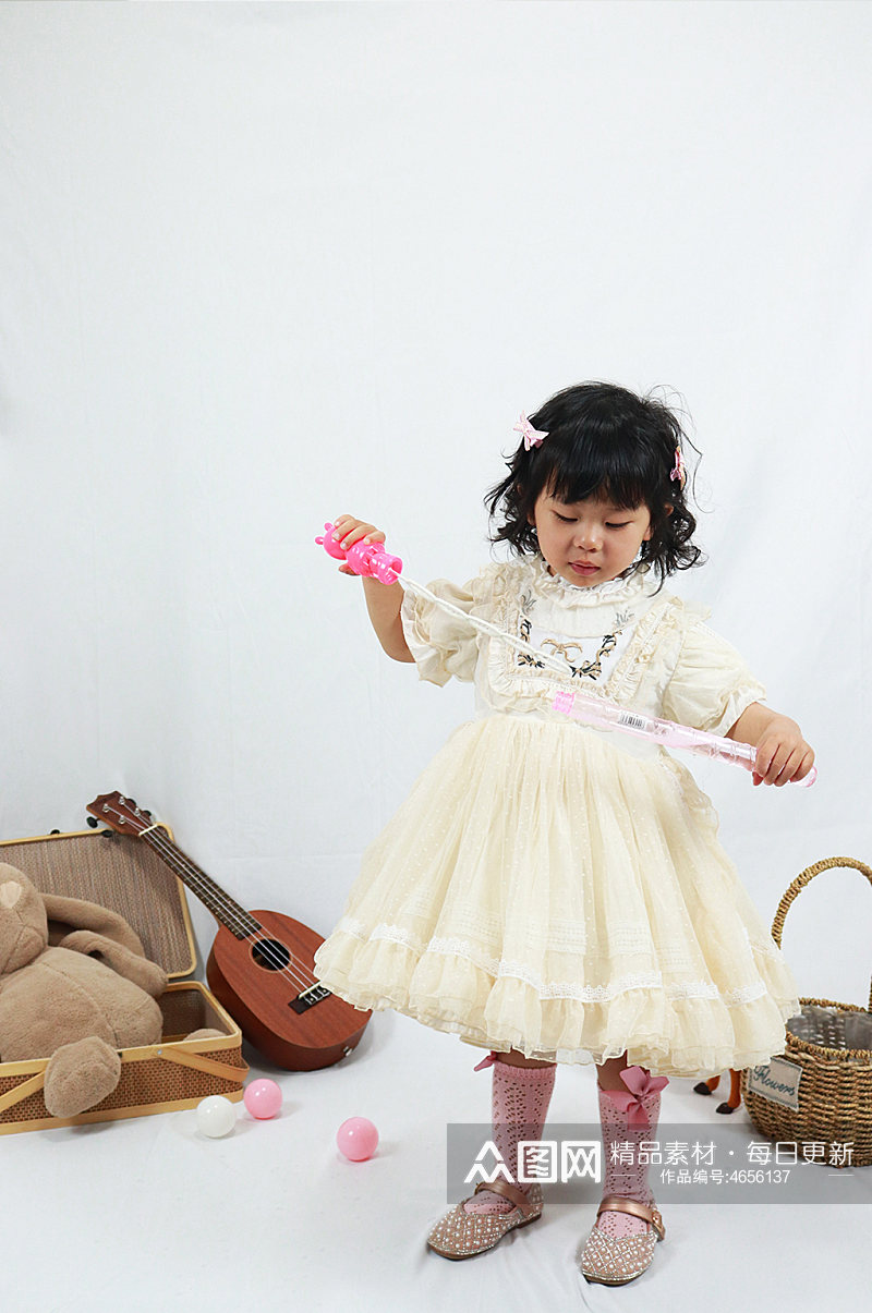 小女孩蓬蓬裙吉他儿童节人物摄影图照片元素素材