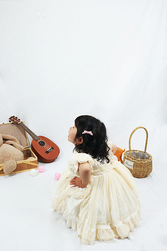 小女孩小兔子篮子儿童节人物摄影图照片元素