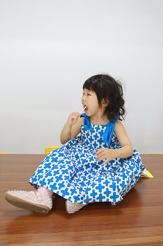 小女孩吃糖果摄影儿童节人物摄影图照片元素