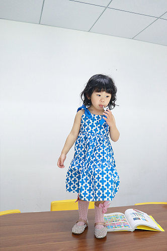 小女孩吃糖果摄影儿童节人物摄影图照片元素