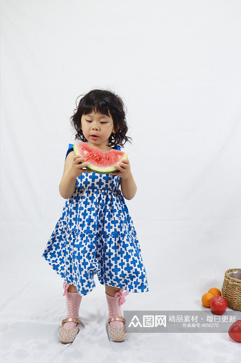 小女孩吃西瓜摄影儿童节人物摄影图照片元素素材